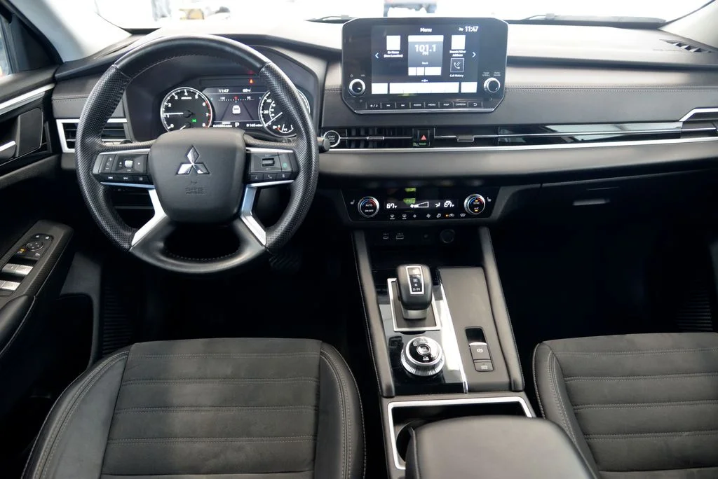 Used 2022  Mitsubishi SE image 18