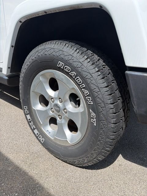 Used 2013 White Jeep Sahara image 7