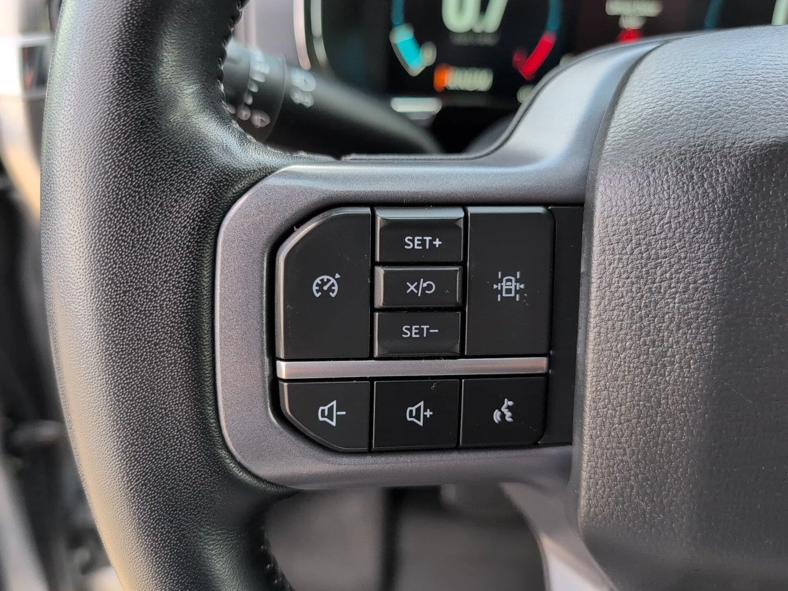 Used 2023 Iconic Silver Metallic Ford LARIAT image 34