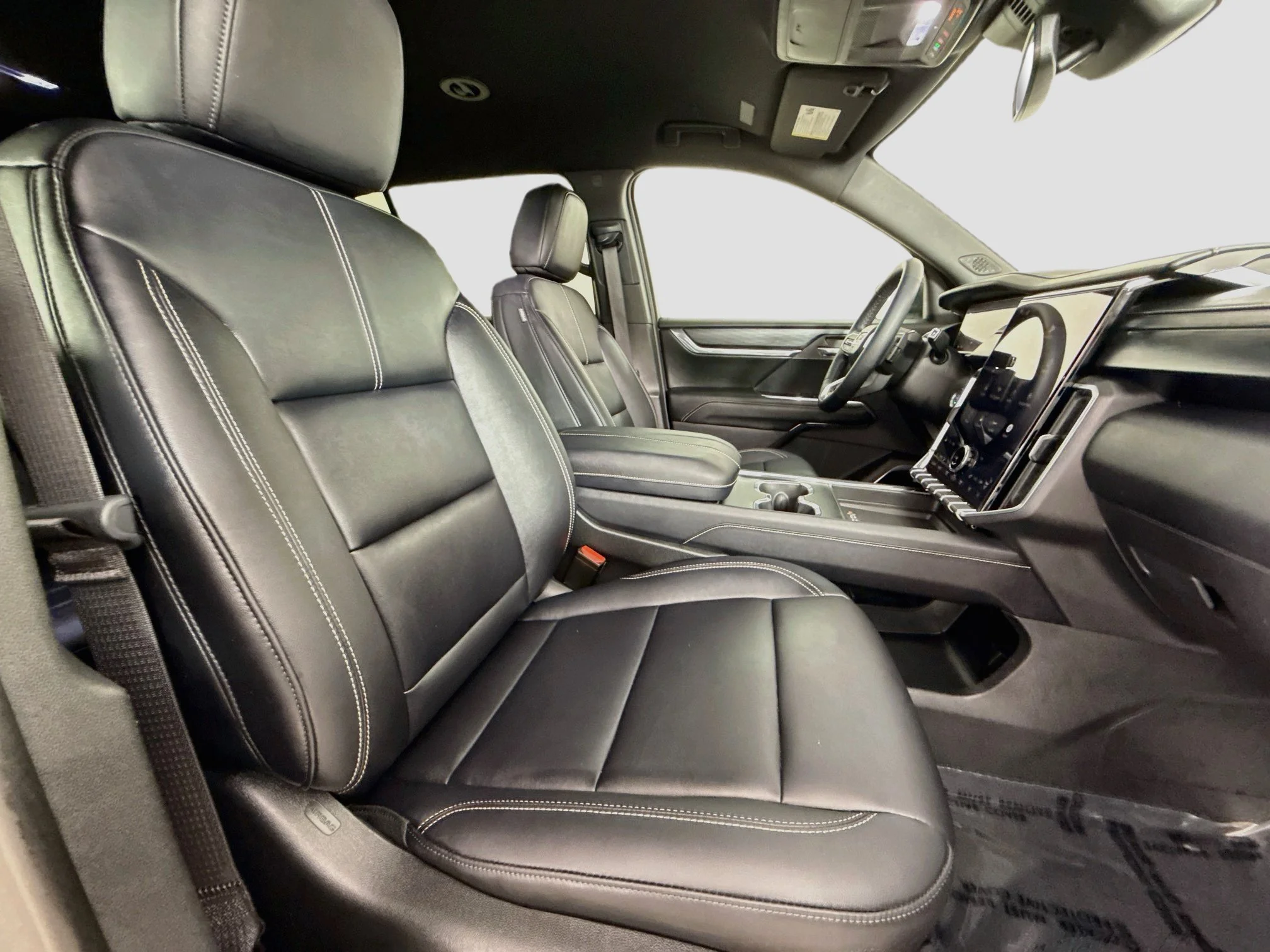 Used 2024 Summit White GMC Elevation image 30