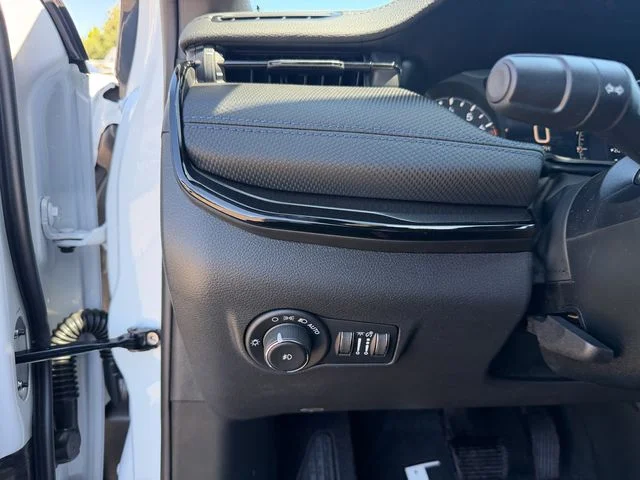 New 2026 Bright White Clear-Coat Exterior Paint Jeep Limited image 18