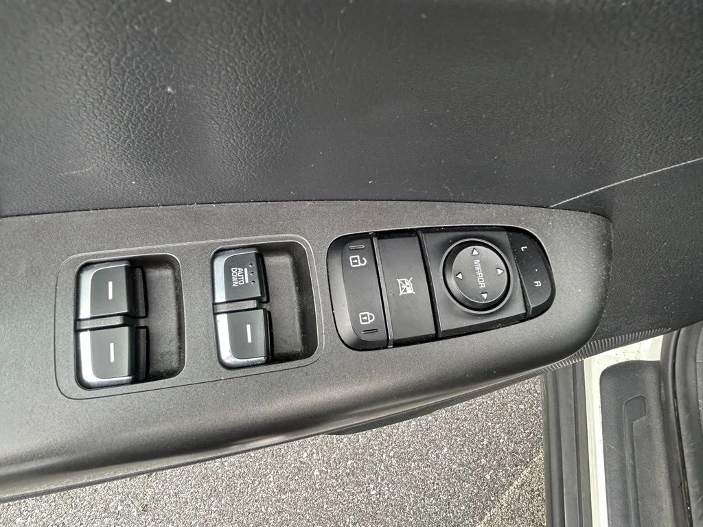 Used 2018 Clear White Kia LX image 7