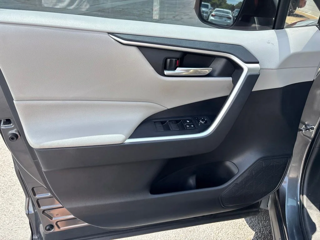 Used 2019 Gray Toyota XLE image 6