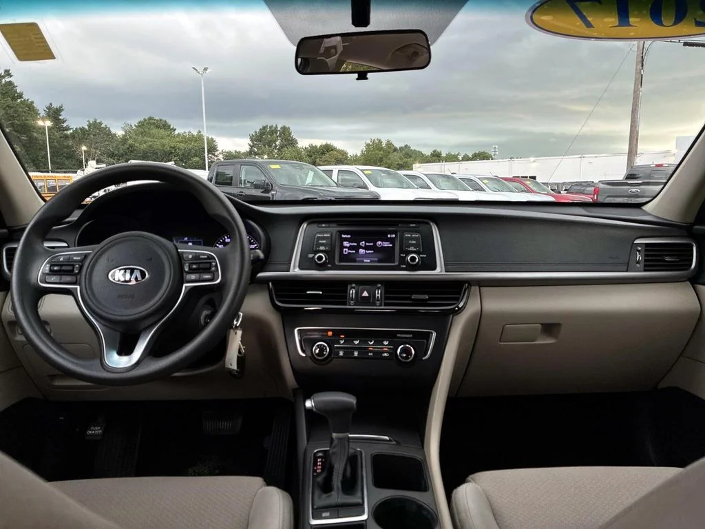 Used 2017 Snow White Pearl Kia LX image 14