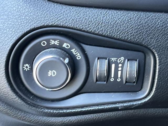 Used 2018 Glacier Metallic Jeep Latitude image 29