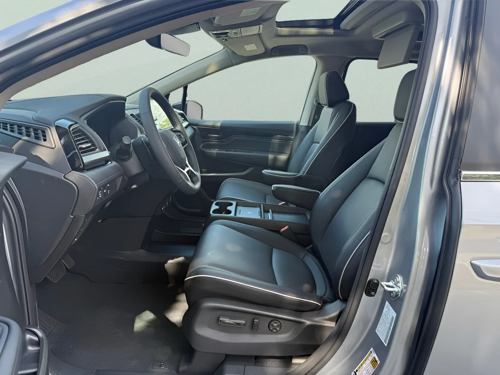 New 2026 Solar Silver Metallic Honda Touring image 9