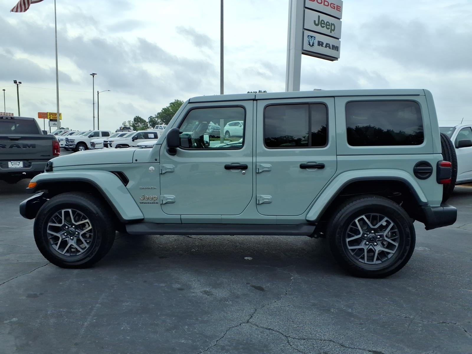 Used 2024 Gray Jeep Sahara image 19