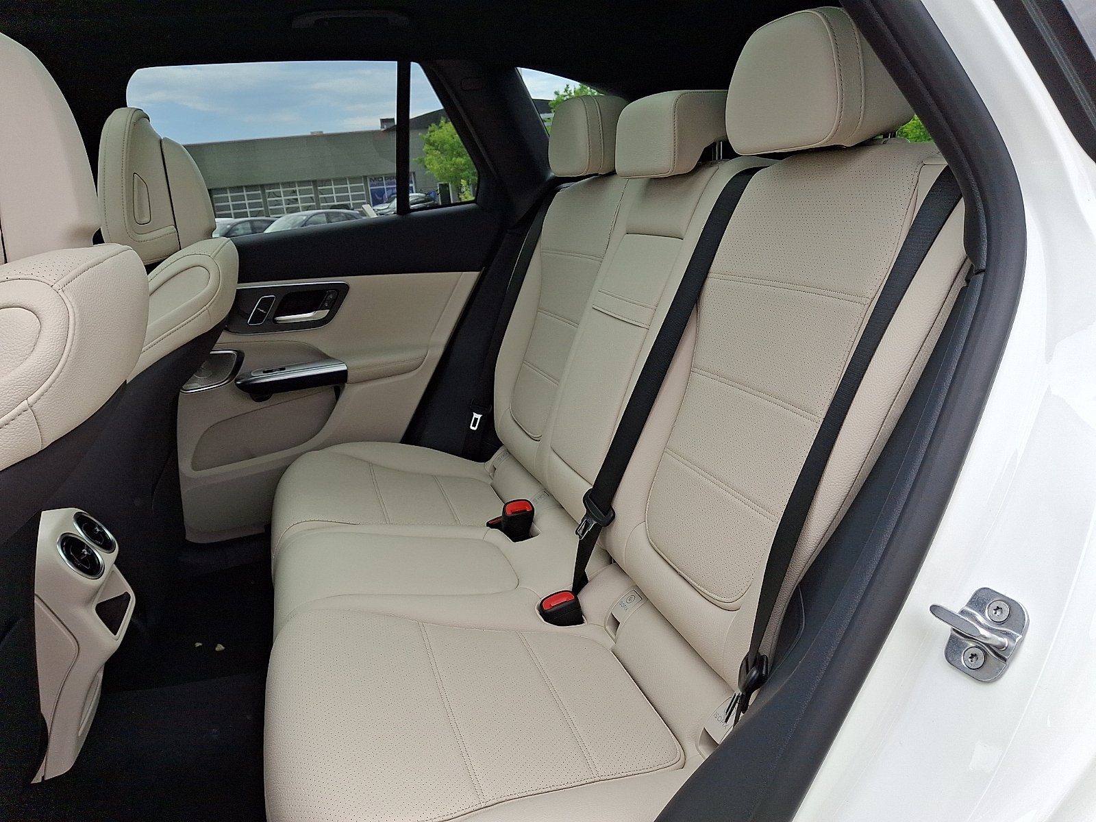 New 2026 Polar White Mercedes-Benz GLC 300 image 8