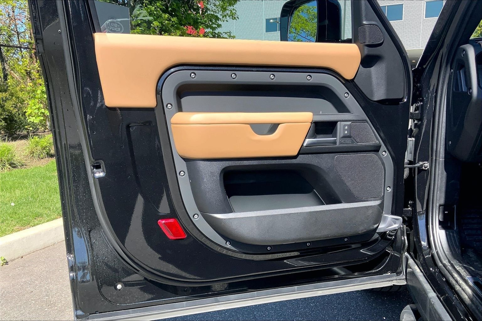 New 2026 Santorini Black Land Rover V8 image 10