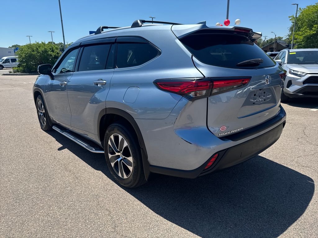 Used 2022 Gray Toyota XLE image 5