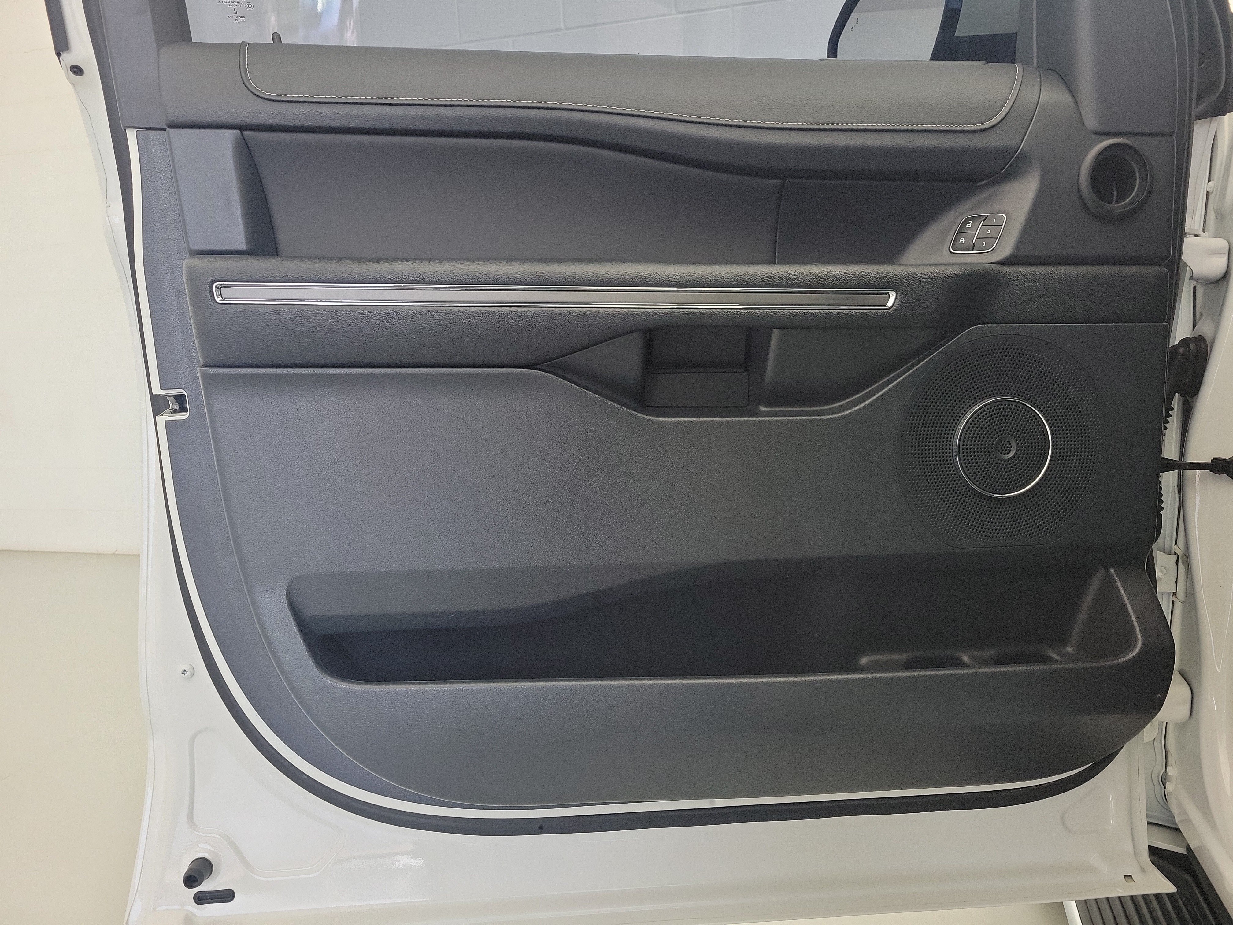 Used 2022 White Metallic Ford XLT image 21