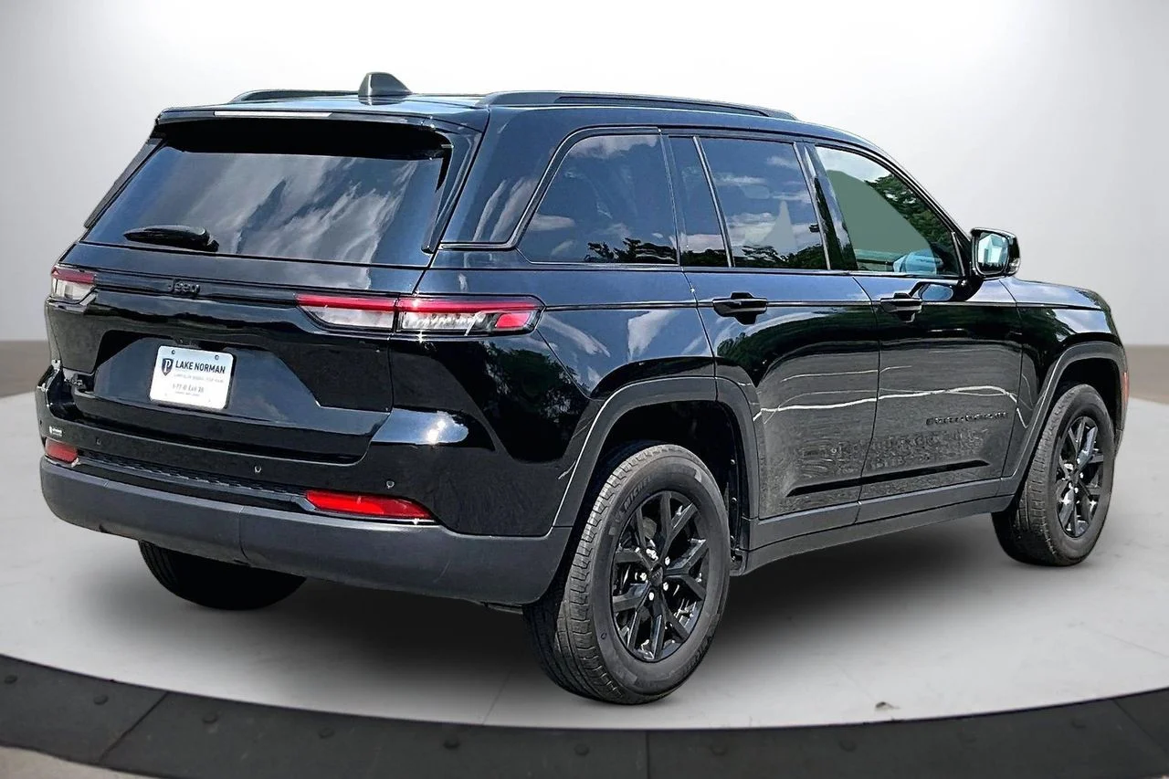Certified Used 2024 Black Jeep Altitude X image 9
