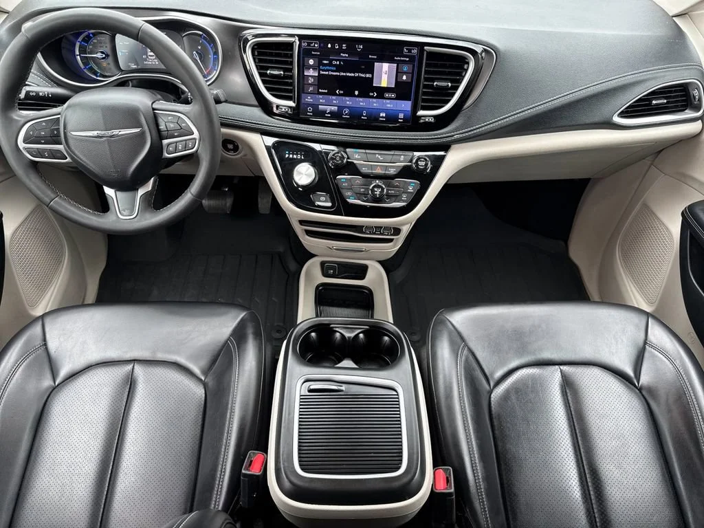 Used 2023  Chrysler Hybrid Touring L image 13