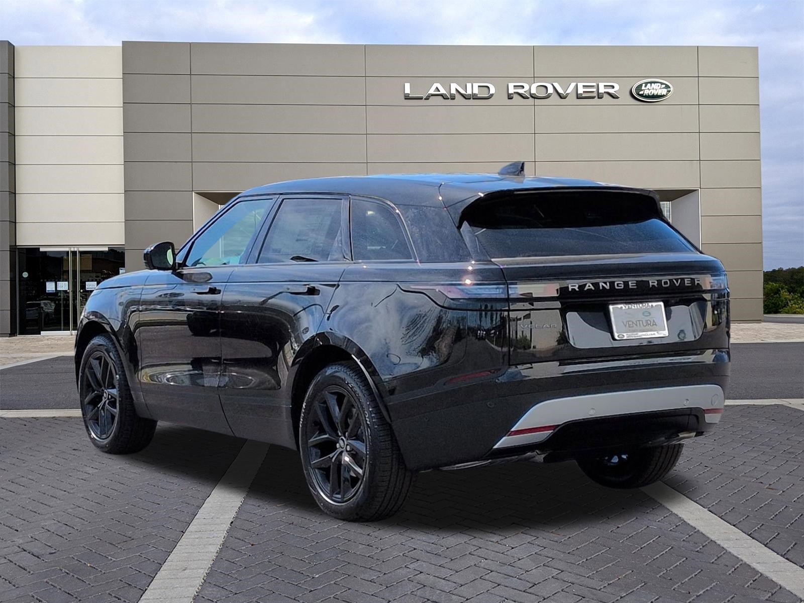New 2026 Santorini Black Metallic Land Rover S image 7