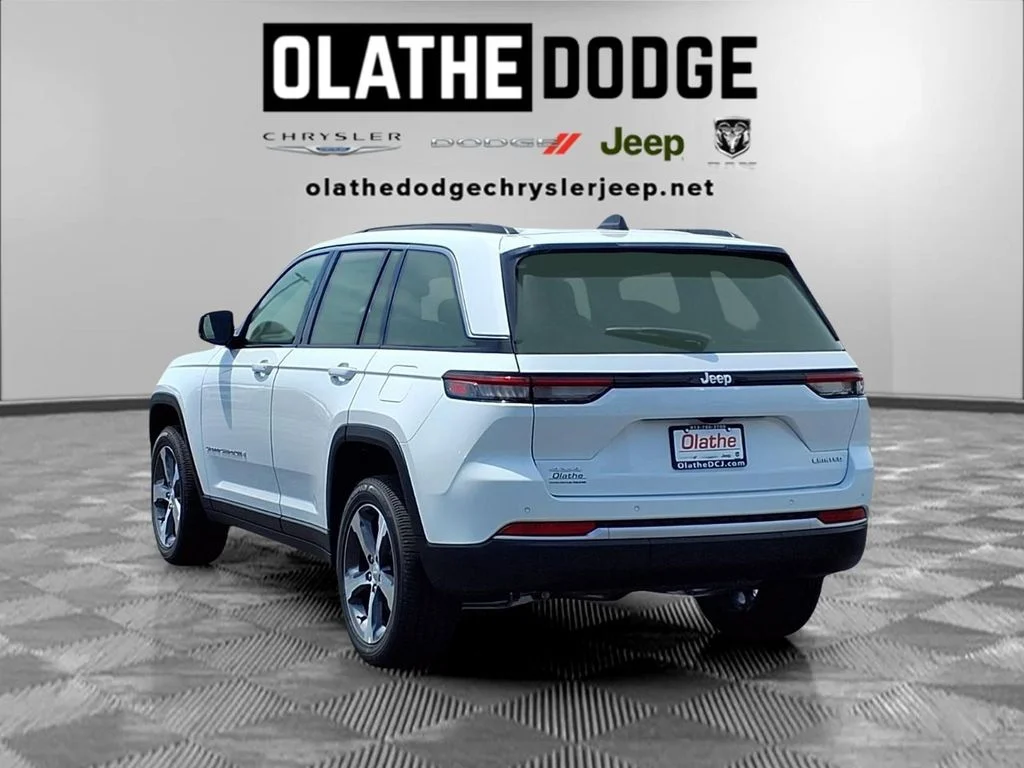 New 2026 Diamond Black Crystal Pearl-Coat Exterior Paint Jeep Limited image 3