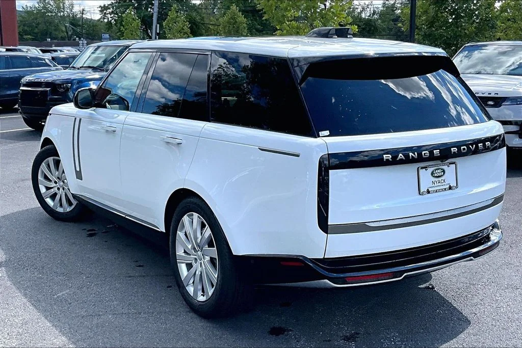 Used 2024 White Land Rover SE image 11