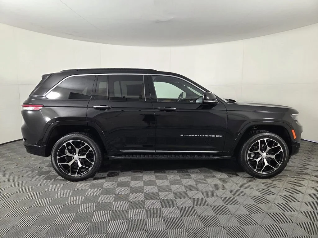 Used 2024 Diamond Black Crystal Pearlcoat Jeep Summit Reserve image 5