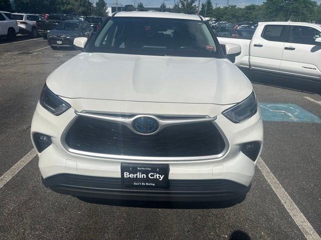 Used 2021 White Toyota LE image 9