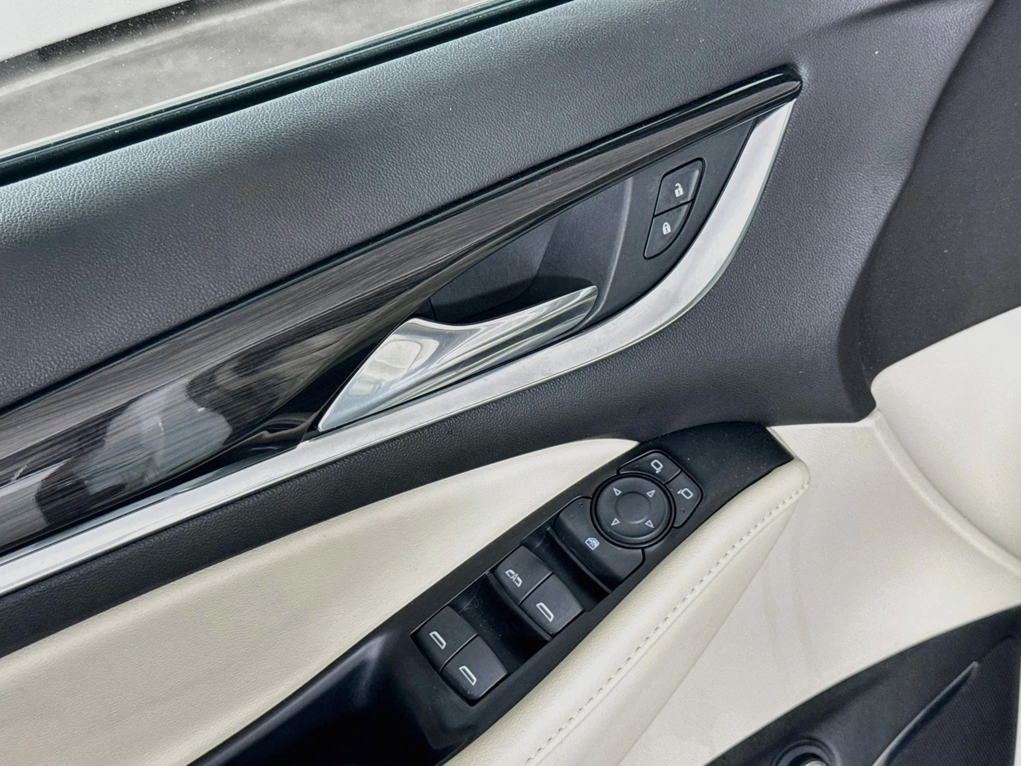 Used 2023 White Frost Tricoat Buick Essence image 18