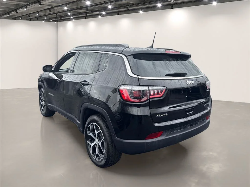 Used 2024 Diamond Black Crystal Pearlcoat Jeep Limited image 5