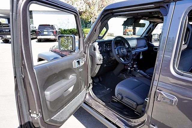 New 2026 Granite Crystal Metallic Clear-Coat Exterior Paint Jeep Rubicon image 42