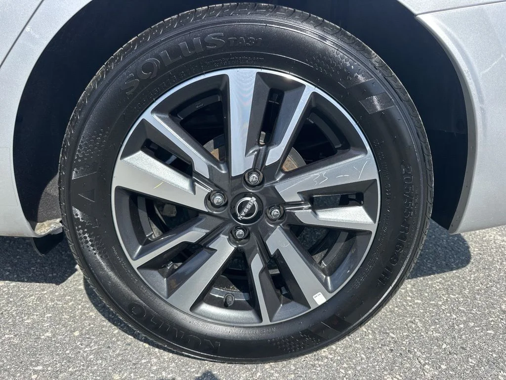 Used 2025 Silver Nissan 1.6 SV image 26
