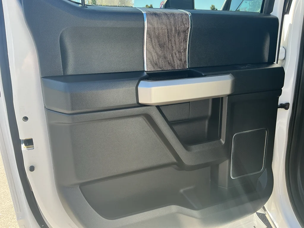 Used 2019 White Platinum Tri-Coat Metallic Ford LARIAT image 17