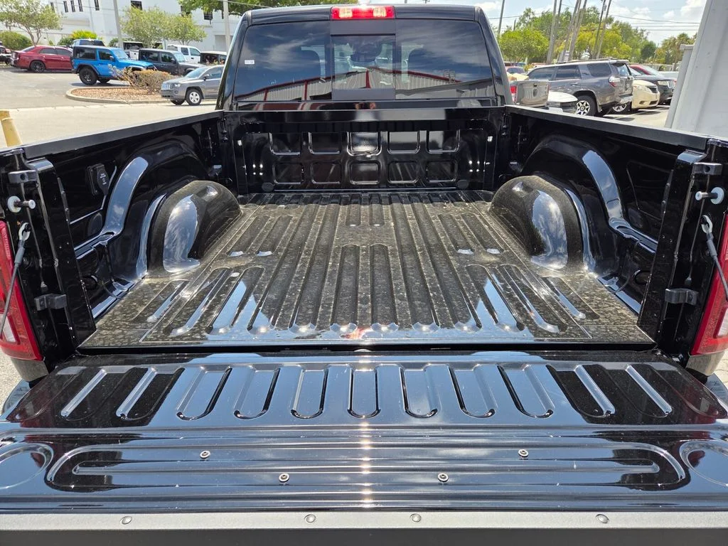 New 2026 Diamond Black Crystal Pearl-Coat Exterior Paint RAM Tradesman image 9