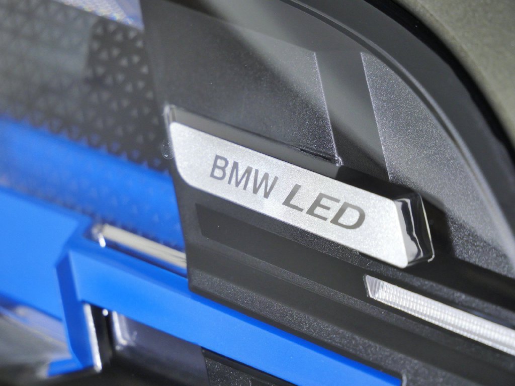 New 2026 Manhattan Green Metallic BMW xDrive50e image 4