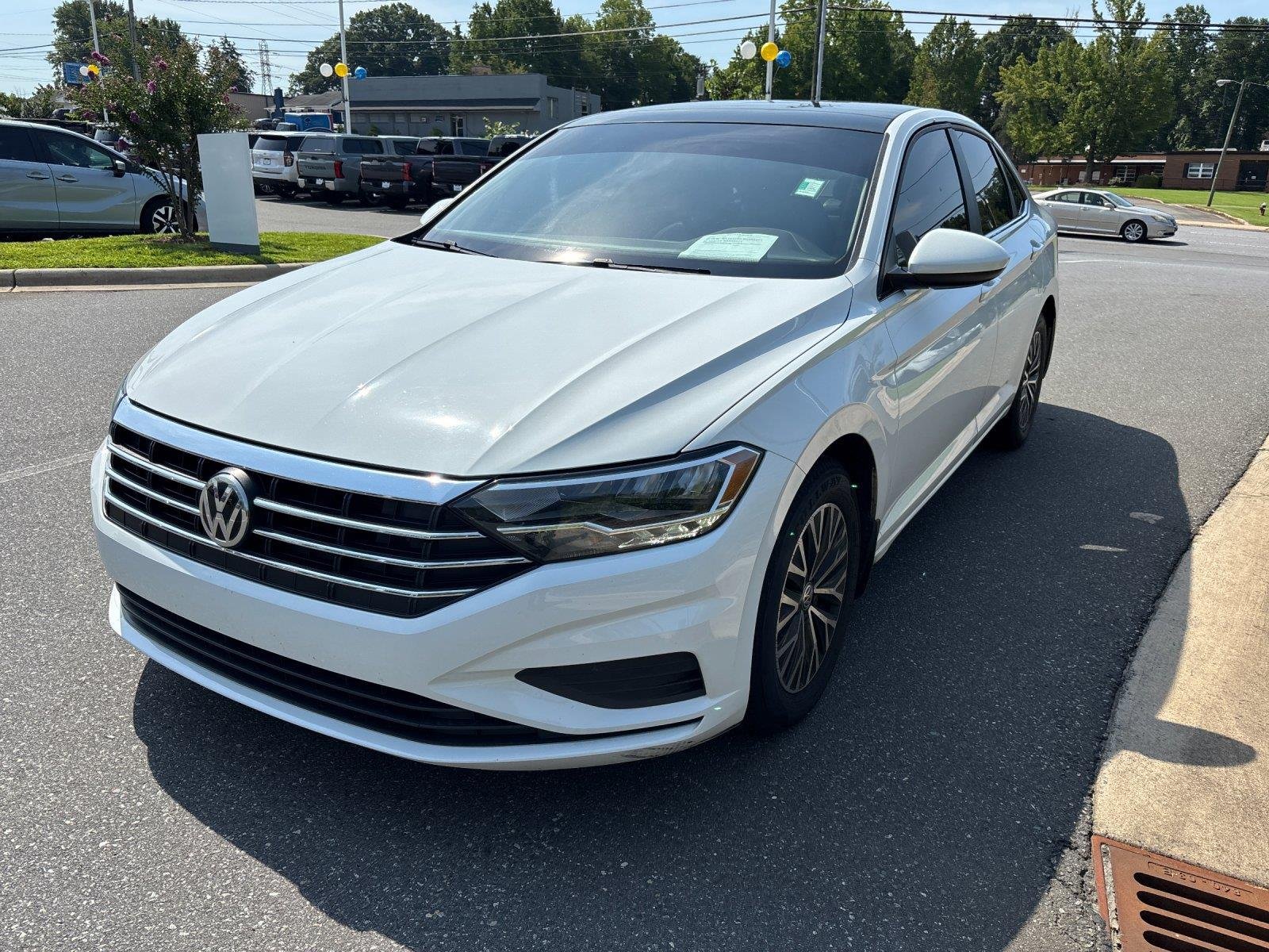 Used 2019 Pure White Volkswagen SE image 2