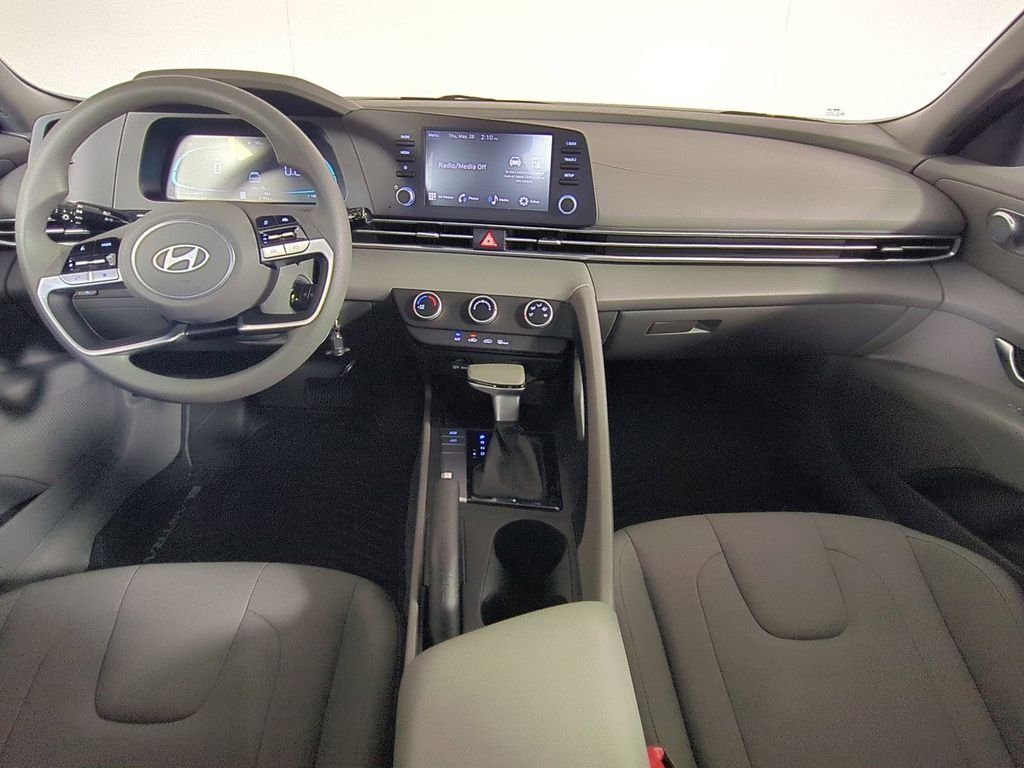 2025 Hyundai Elantra SE - Photo 16