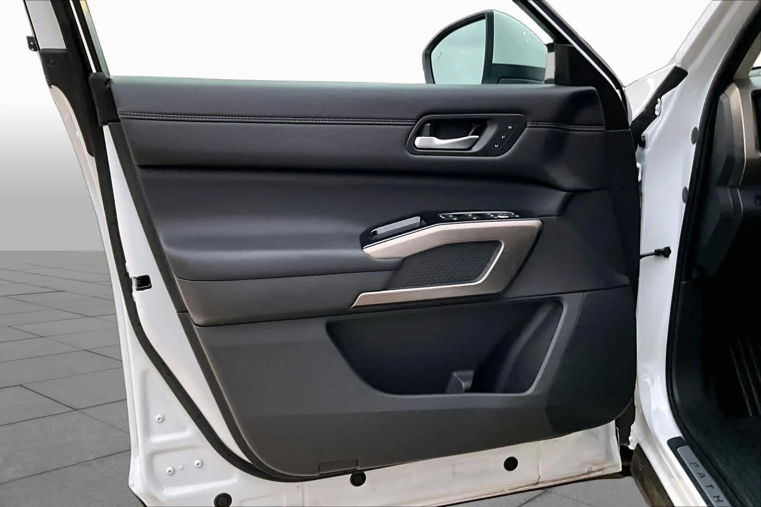 Used 2025 Everest White Pearl Tricoat Nissan Platinum image 26
