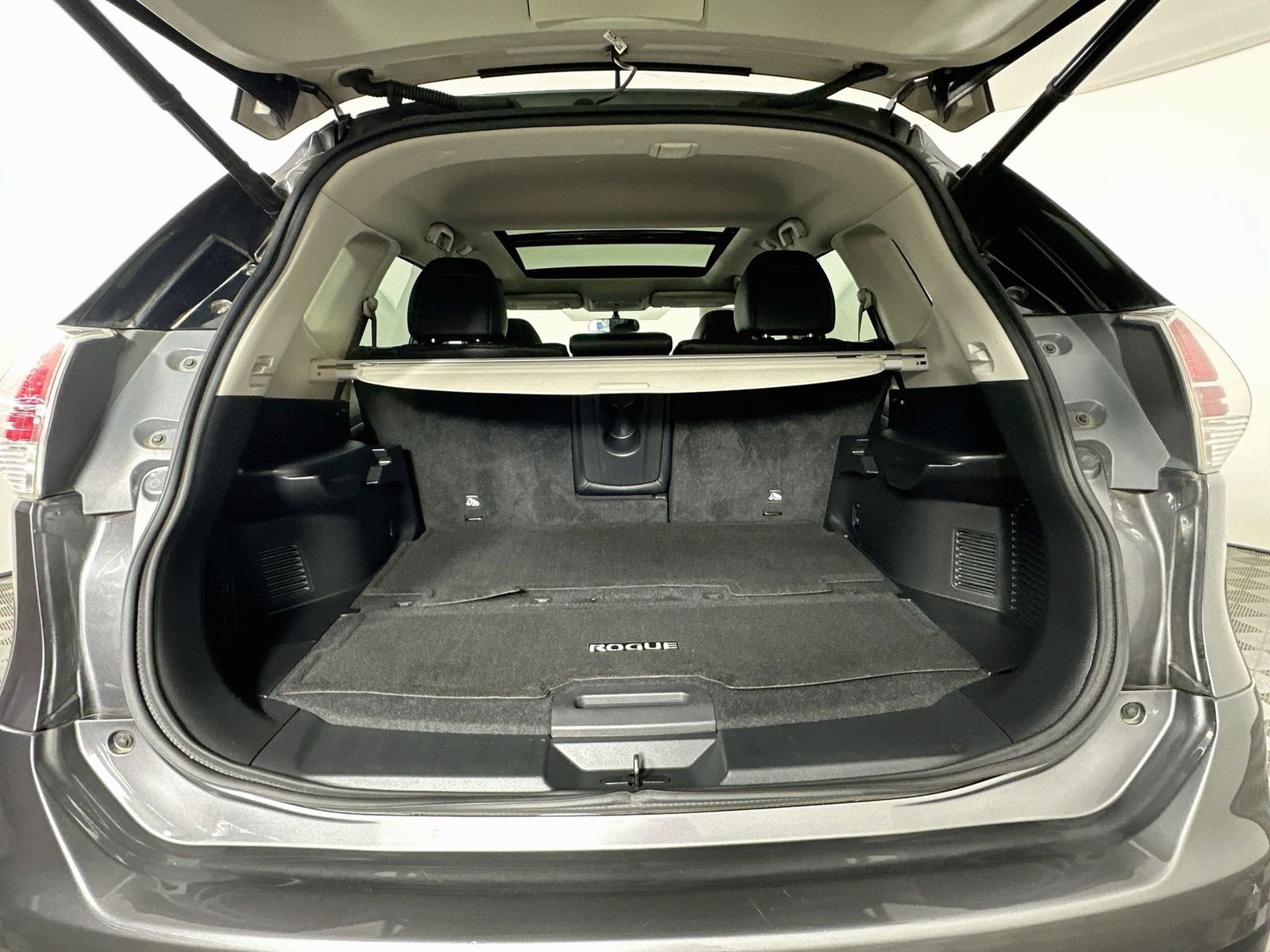 Used 2015 Gun Metallic Nissan SL image 28