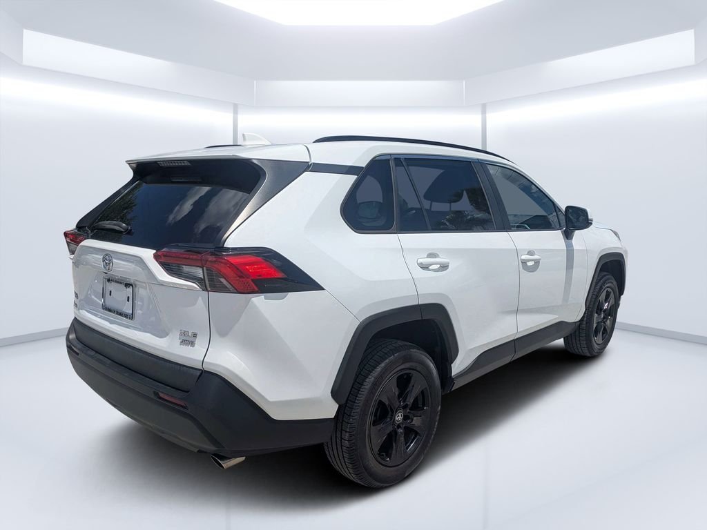 Used 2020 White Toyota XLE image 3