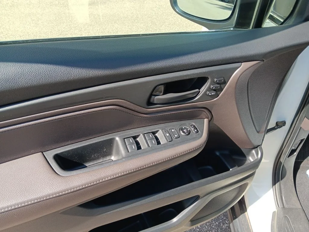 Used 2018 White Diamond Pearl Honda EX-L image 16
