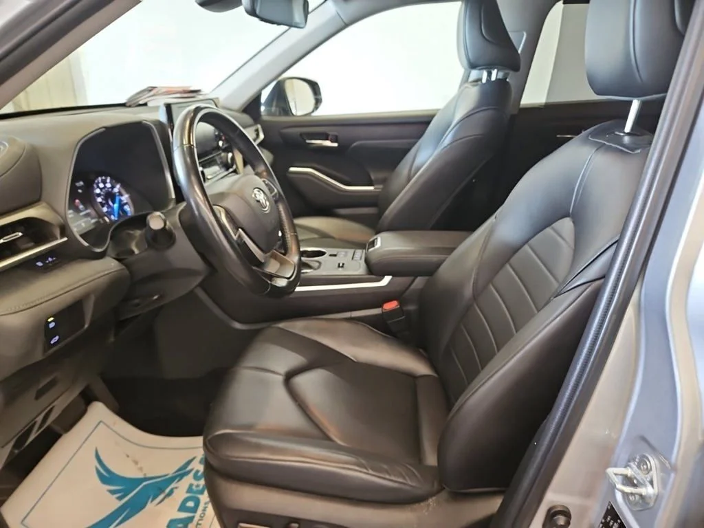 Used 2022 Silver Toyota XLE image 8