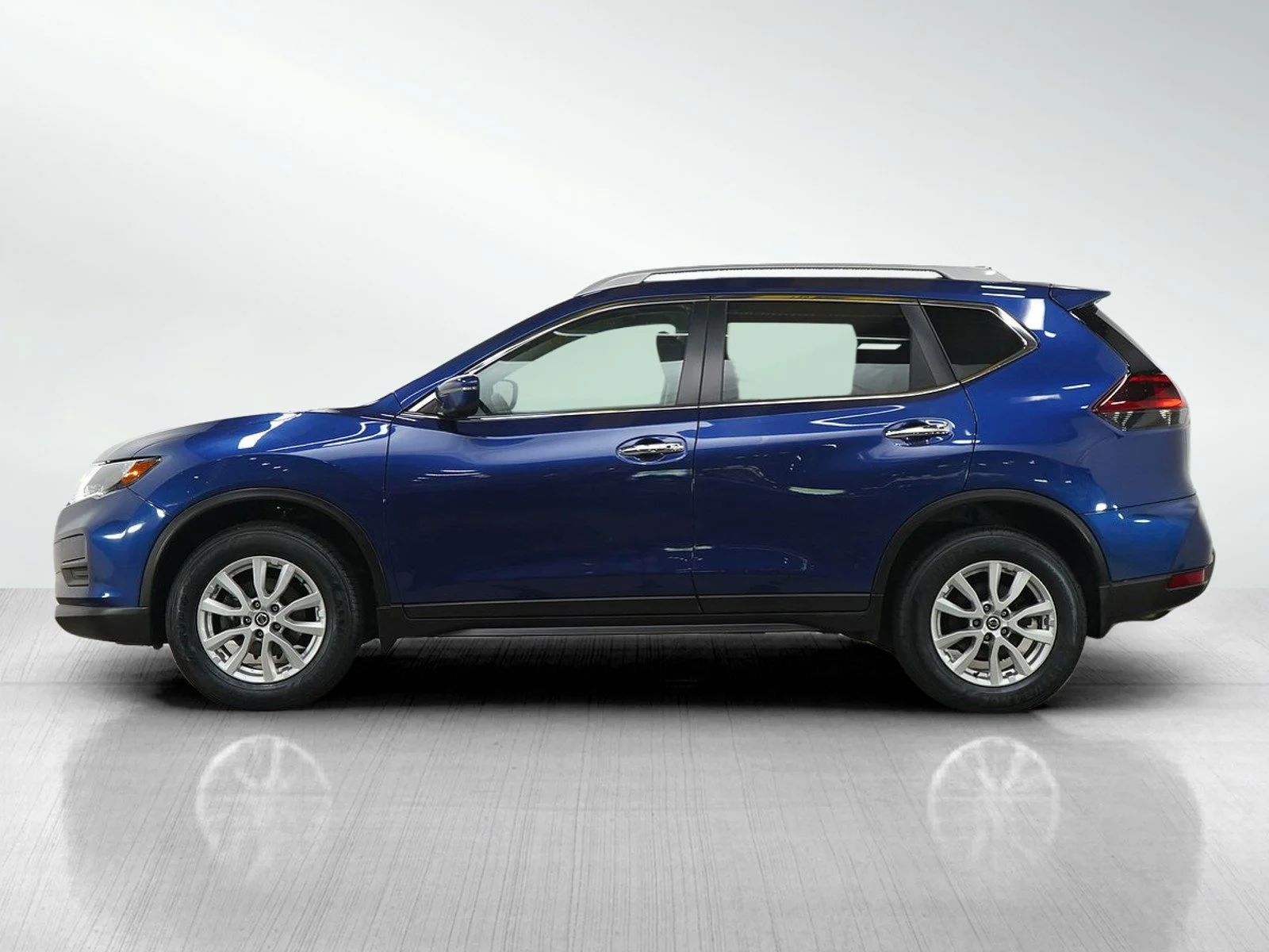 Used 2019 Nissan Rogue SV with VIN 5N1AT2MV2KC746119 for sale in Burnsville, Minnesota