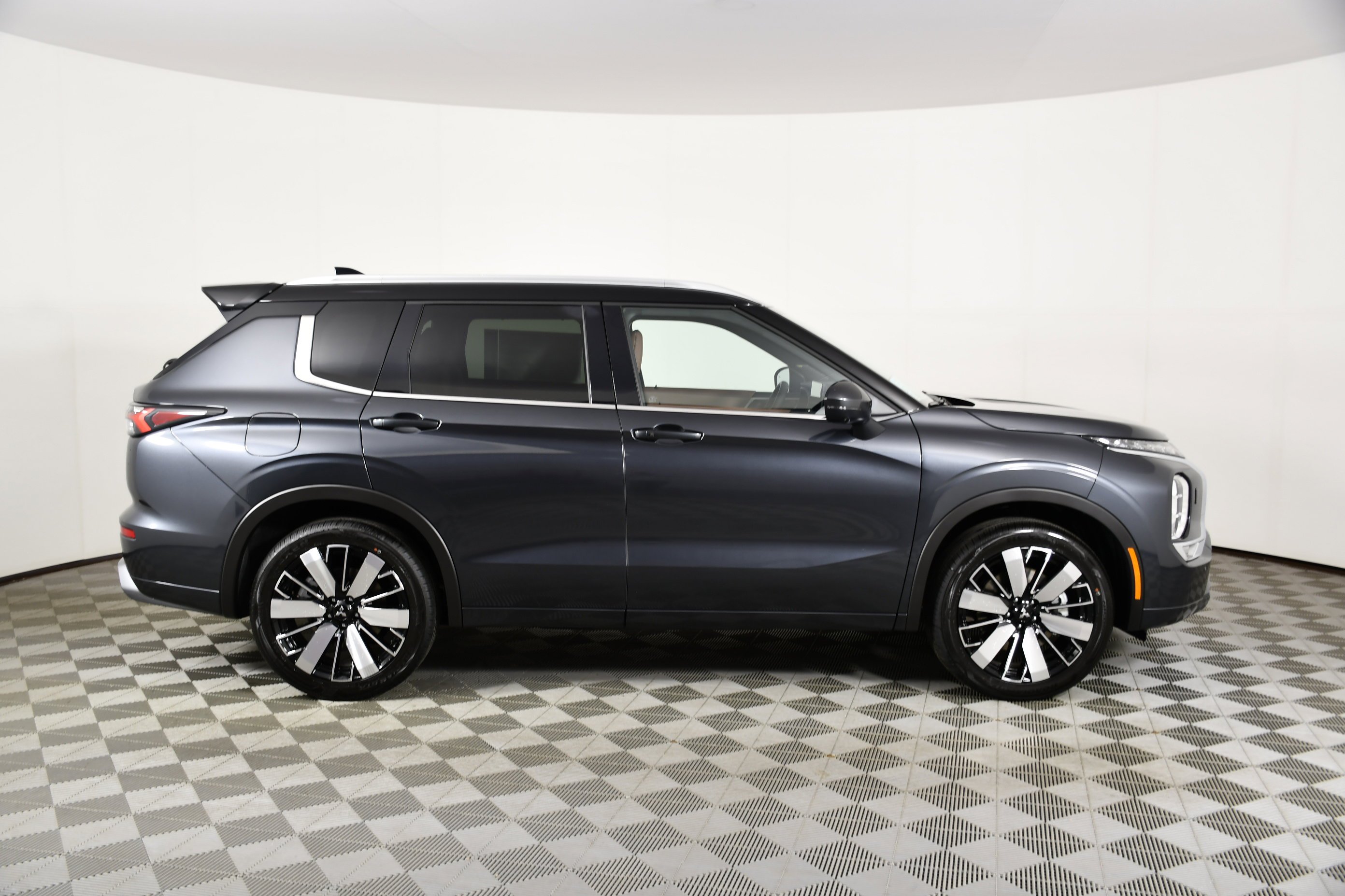 New 2026 Graphite Gray/Black Roof Mitsubishi SEL image 5