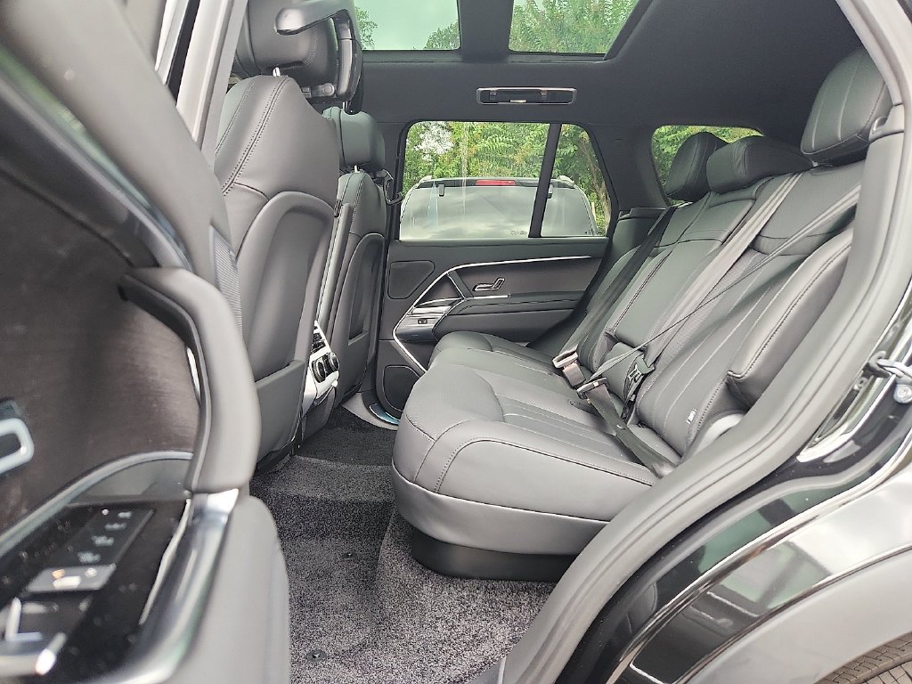 New 2027 Santorini Black Land Rover SE image 5