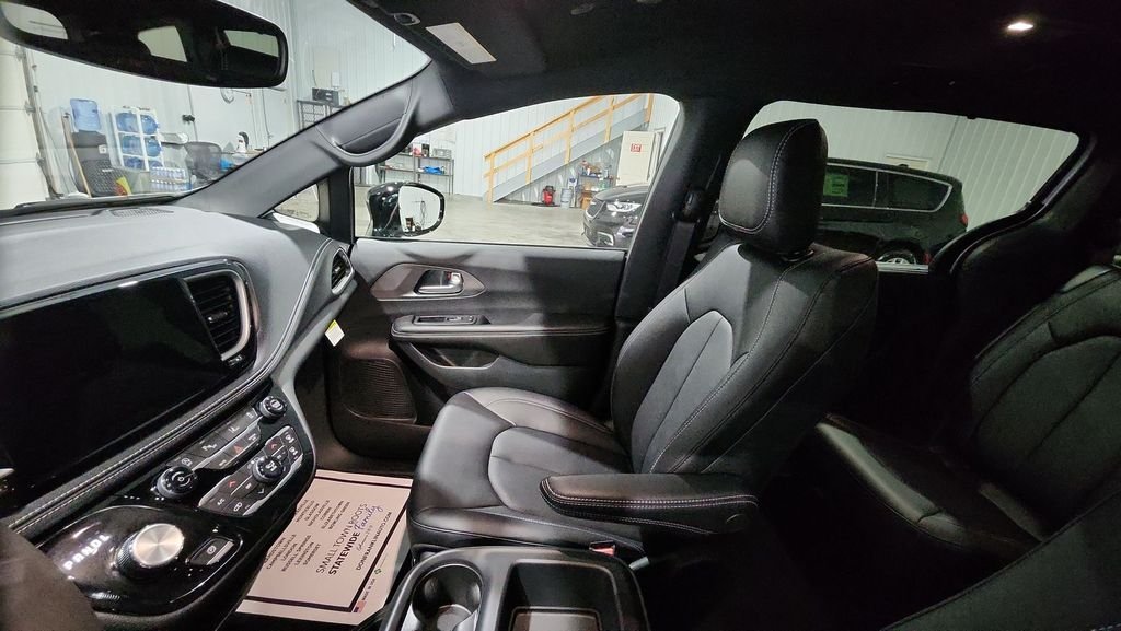 2026 Chrysler Pacifica Select - Photo 11