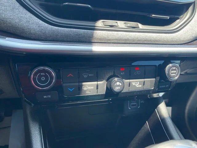 Used 2022 Granite Crystal Clearcoat Metallic Jeep Latitude image 24