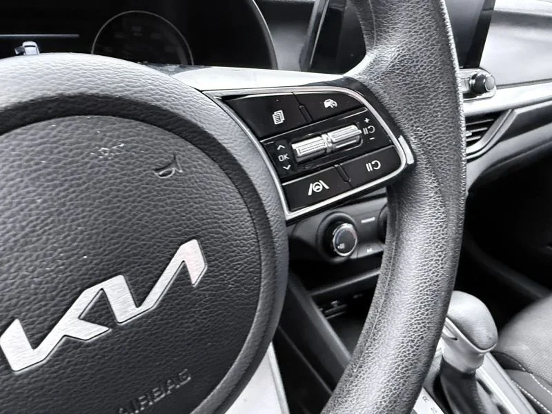 Used 2023  Kia LXS Sedan 4D image 33