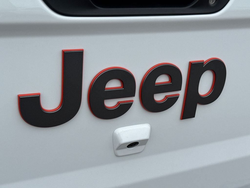New 2026 Bright White Clear-Coat Exterior Paint Jeep Mojave X image 12