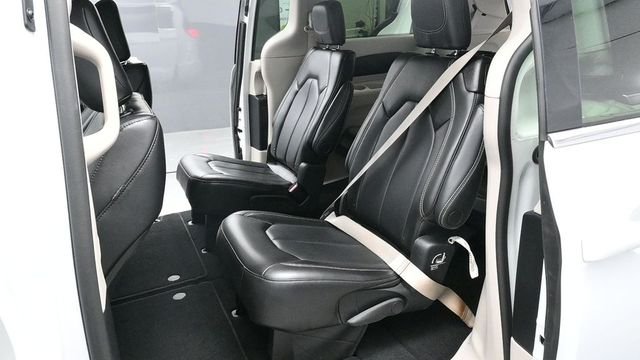 Used 2023 White Chrysler Touring L image 13