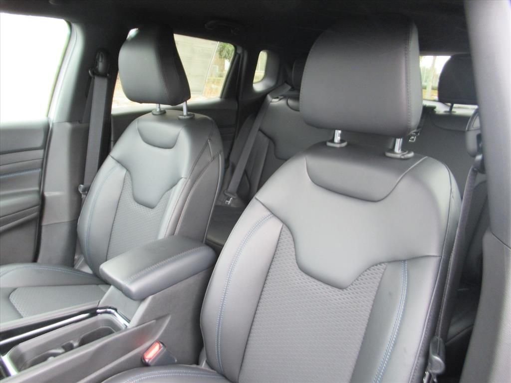 New 2026 Silver Zynith Metallic Clearcoat Jeep Latitude image 16