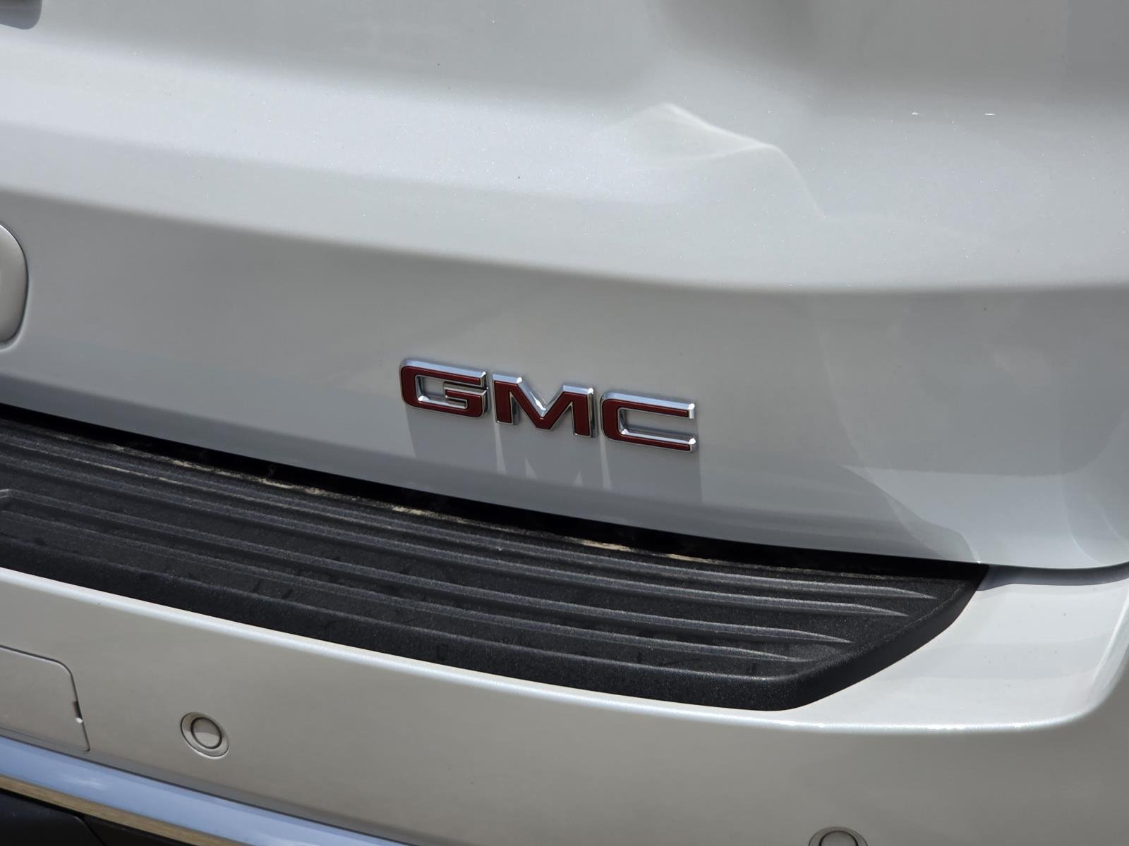Used 2025 White Frost Tricoat GMC Denali image 9