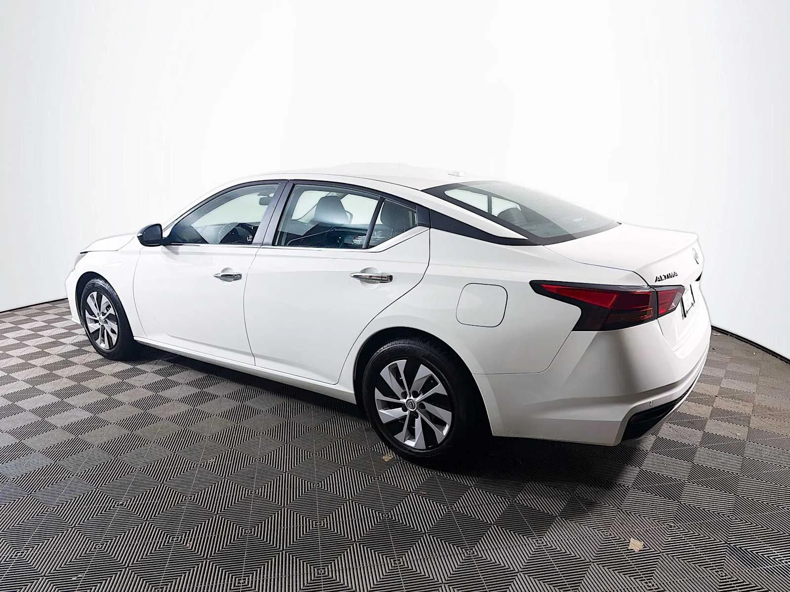 Certified Used 2025 Glacier White Nissan S image 6