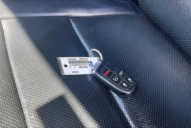 Used 2019 Diamond Black Jeep Limited image 11