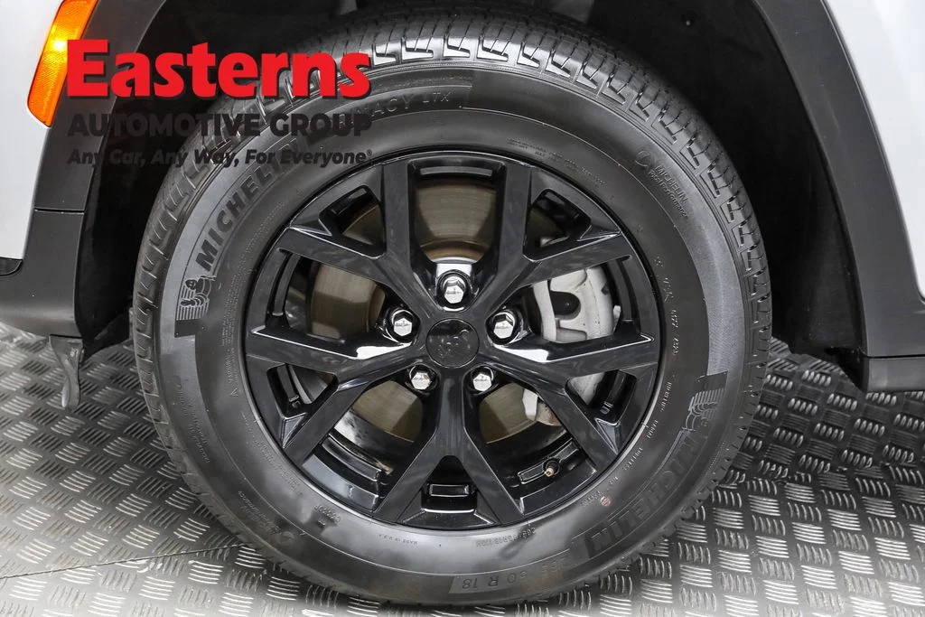 Used 2024 Silver Jeep Altitude image 32