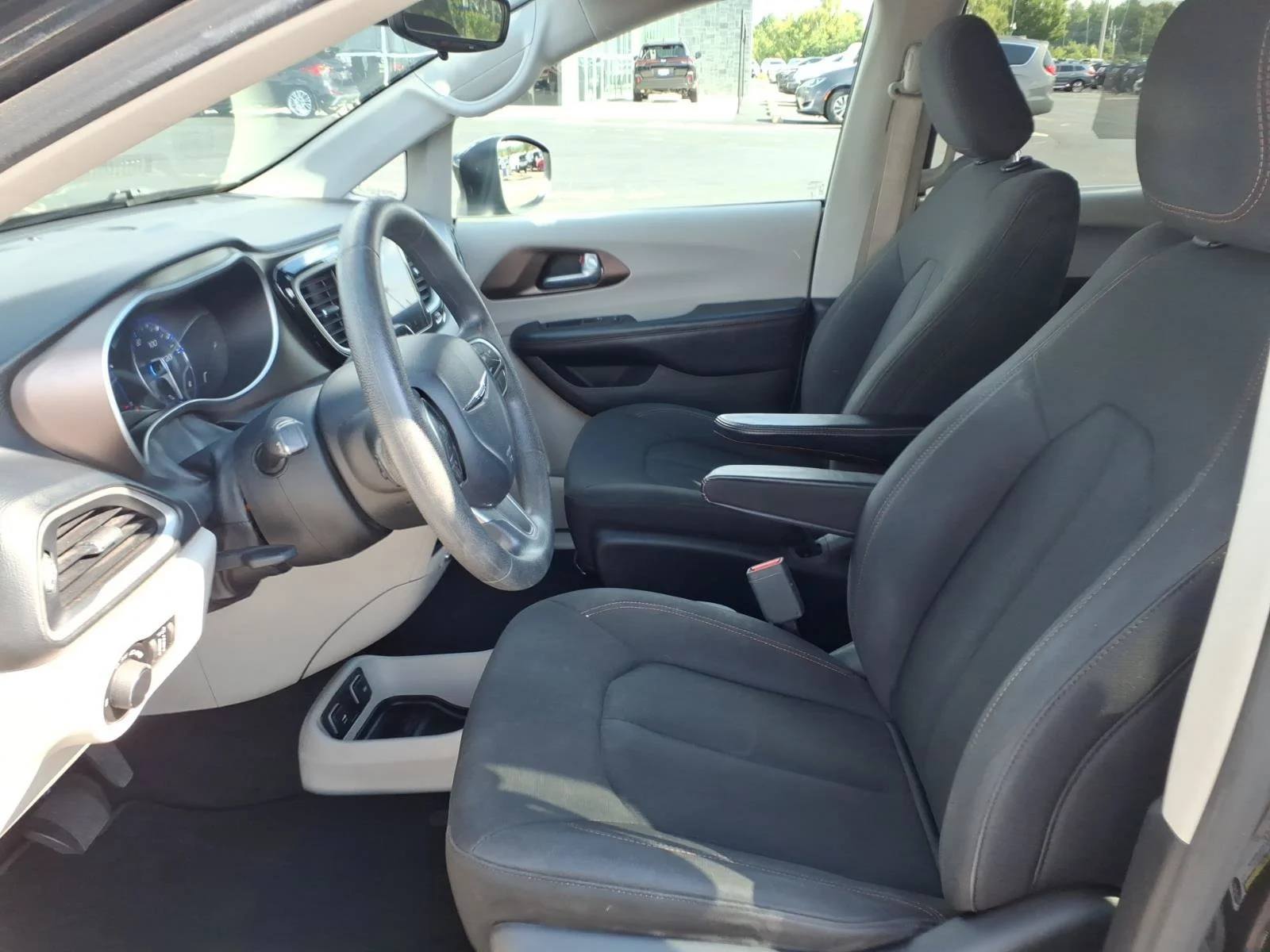 Used 2017 Brilliant Black Crystal Pearlcoat Chrysler Touring image 24